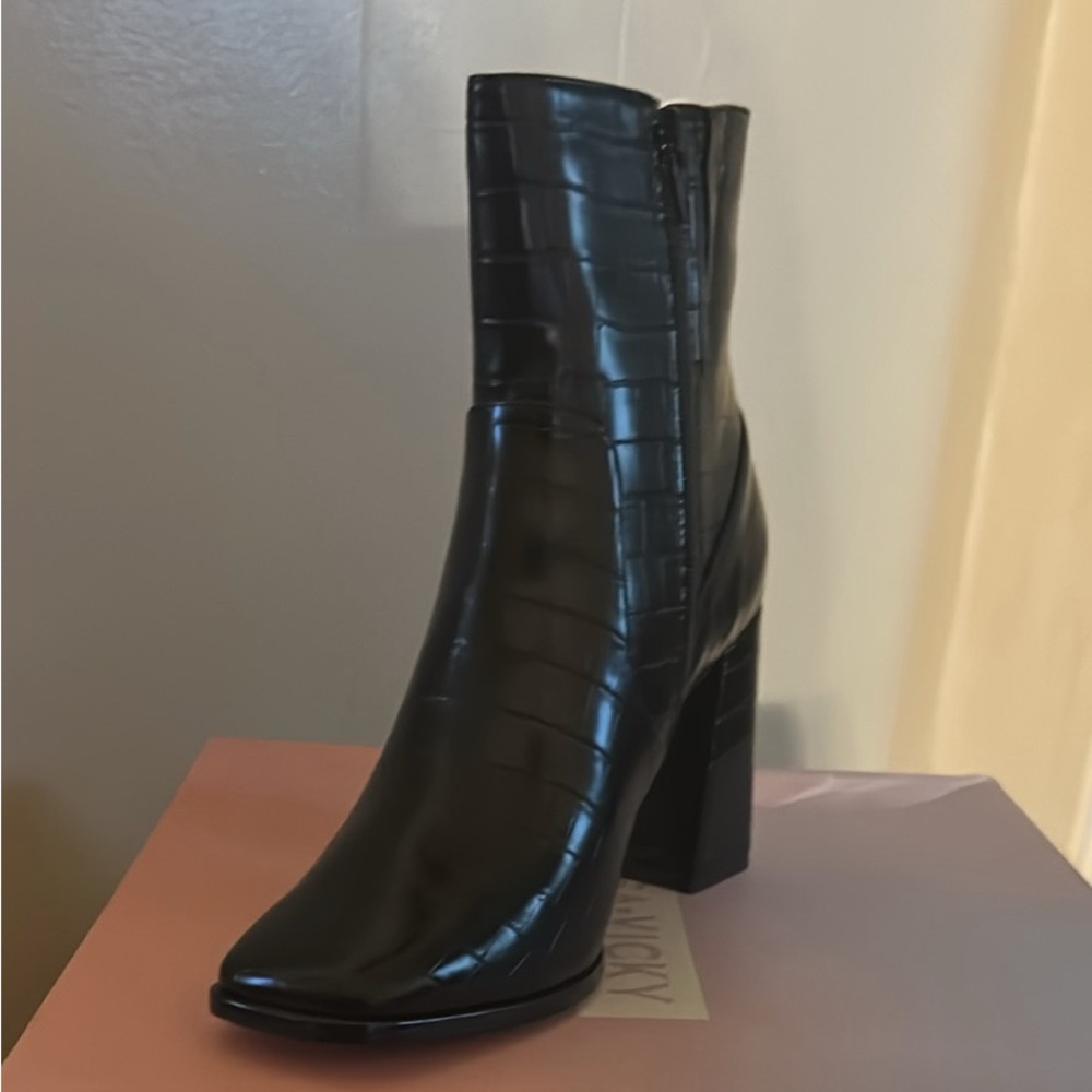 Elegant Black Heeled Boots